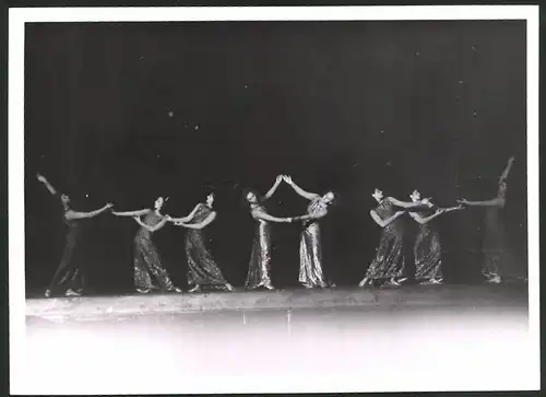 Fotografie Ansicht Wien, Showgirls der Tanzgruppe Lilly von Wieden auf der Bühne im Konzerthaus, 7.6.1944