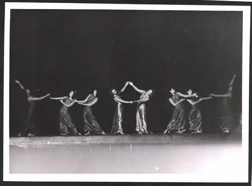 Fotografie Ansicht Wien, Showgirls der Tanzgruppe Lilly von Wieden auf der Bühne im Konzerthaus, 7.6.1944