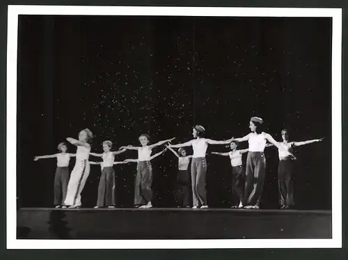 Fotografie Ansicht Wien, Kindergruppe der Tanzrevue Lilly von Wieden auf der Bühne im Konzerthaus, 7.6.1944