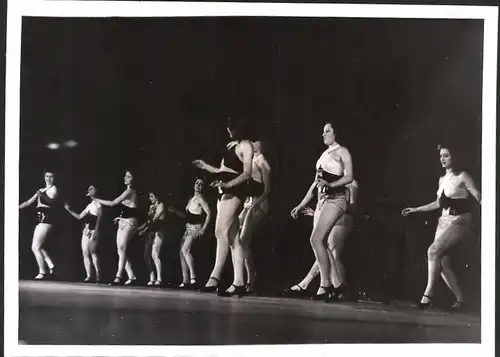 Fotografie Ansicht Wien, Showgirls der Tanzrevue Lilly von Wieden auf der Bühne im Konzerthaus, 7.6.1944