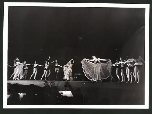 Fotografie Ansicht Wien, Tanzrevue Lilly von Wieden auf der Bühne im Konzerthaus, 7.6.1944