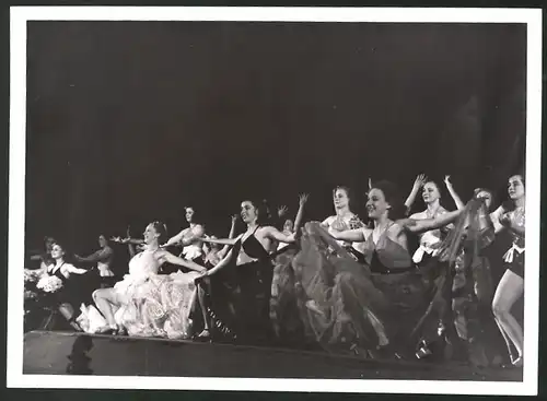Fotografie Ansicht Wien, Showgirls der Tanzrevue Lilly von Wieden auf der Bühne im Konzerthaus, 7.6.1944