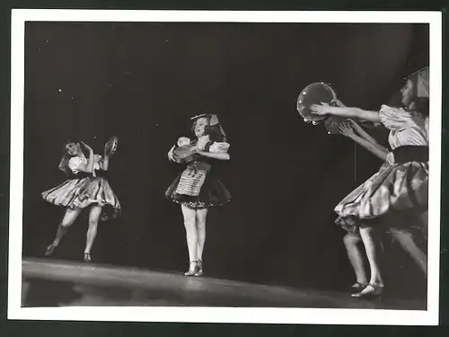 Fotografie Ansicht Wien, Tänzerinnen der Revue Lilly von Wieden auf der Bühne im Konzerthaus, 7.6.1944