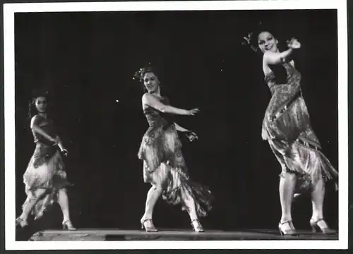 Fotografie Ansicht Wien, Showgirls der Tanzrevue Lilly von Wieden auf der Bühne im Konzerthaus, 7.6.1944