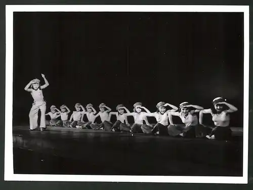 Fotografie Ansicht Wien, Kinder der Tanzrevue Lilly von Wieden auf der Bühne im Konzerthaus, 7.6.1944