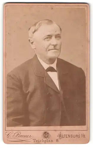 Fotografie C. Breuer, Altenburg i / S., Portrait älterer Herr im Anzug mit Fliege