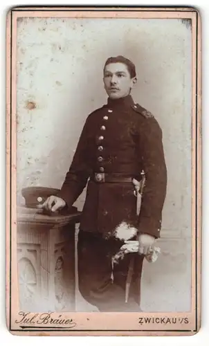 Fotografie Jul. Bräuer, Zwickau i / S., Portrait Soldat in Uniform mit Handschuhen und Schirmmütze