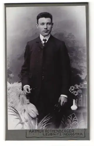 Fotografie Arthur Rothenberger, Leubnitz-Neuostra, Portrait junger Herr im Anzug mit Krawatte und Handschuhen