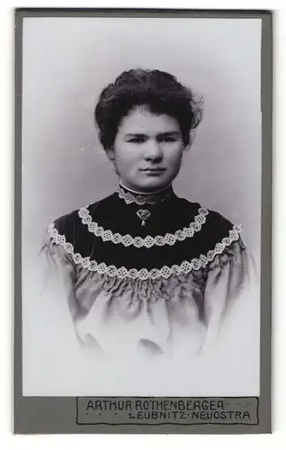 Fotografie Arthur Rothenberger, Leubnitz-Neuostra, Portrait junge Dame in zeitgenössischer Kleidung
