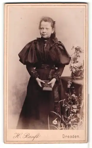 Fotografie H. Ranft, Dresden, Portrait junge Dame im schwarzen Kleid mit Kreuzkette