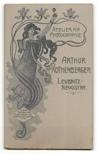 Fotografie Arthur Rothenberger, Leubnitz-Neuostra, Portrait Kommunikant mit Gebetsbuch