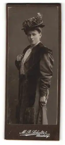 Fotografie M. B. Schultz, Flensburg, Portrait junge Dame in eleganter Kleidung mit Hut