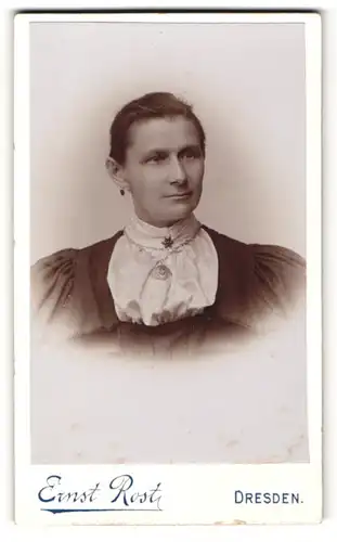 Fotografie Ernst Rost, Dresden-A., Portrait bürgerliche Dame mit zurückgebundenem Haar