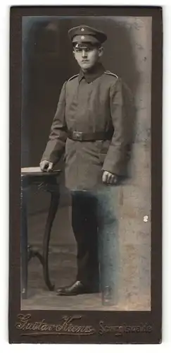 Fotografie Gustav Krenz, Schirgiswalde, Portrait Soldat in Uniform mit Schirmmütze