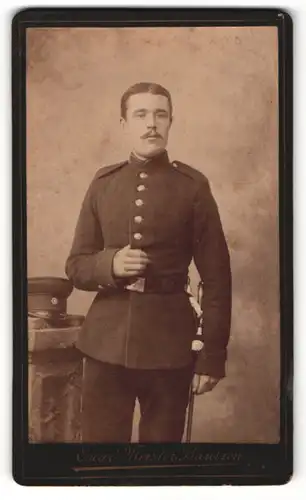 Fotografie Oscar Meister, Bautzen, Portrait Soldat in Uniform mit Degen