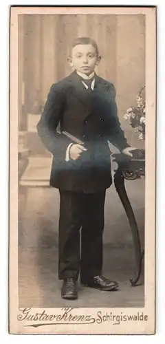 Fotografie Gustav Krenz, Schirgiswalde, Portrait halbwüchsiger Knabe im Anzug mit Krawatte