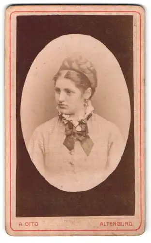 Fotografie A. Otto, Altenburg, Portrait junge Dame mit Flechtfrisur und Ohrringen