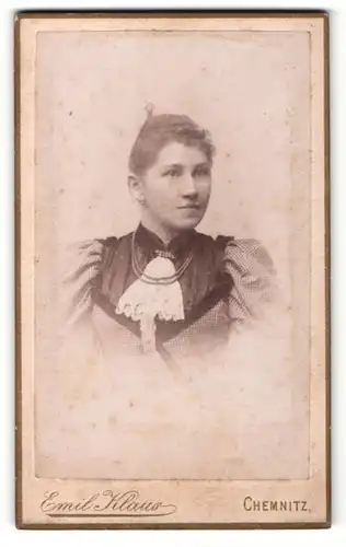 Fotografie Emil Klaus, Chemnitz, Portrait junge Dame im karierten Kleid mit Halskette
