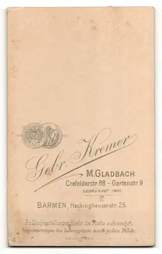 Fotografie Gebr. Kremer, M-Gladbach, Portrait junger Herr im Anzug mit Krawatte und Schnurrbart