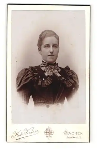 Fotografie Hubert Kaiser, Aachen, Portrait junge Dame mit zurückgebundenem Haar