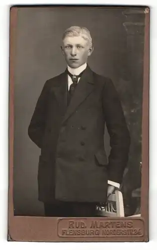 Fotografie Rud. Martens, Flensburg, Portrait charmanter Herr im Anzug mit Krawatte