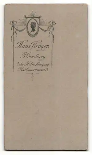 Fotografie Hans Kröger, Flensburg, Frau vor geöffnetem Buch mit Scheitelfrisur