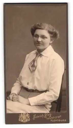 Fotografie Heinrich Hinz, Flensburg, Frau mit Brille und Damenkrawatte