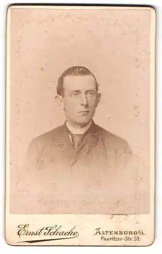 Fotografie Ernst Schache, Altenburg, Mann in Anzug mit Brille und zurückgekämmter Frisur