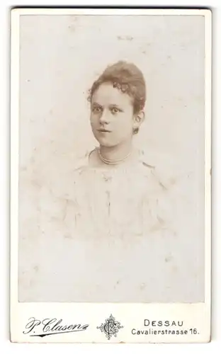 Fotografie P. Clasen, Dessau, Frau in Kleid mit hochgesteckter Frisur und Halskette