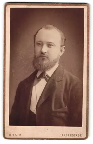 Fotografie R. Fath, Halberstadt, Mann in Anzug mit Geheimratsecken und Bart
