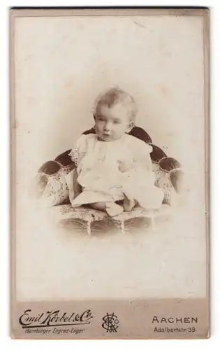 Fotografie Emil Körbel, Aachen, Junges Kind in Kleid sitzend