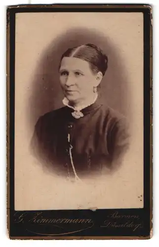 Fotografie G. Zimmermann, Düsseldorf, Ältere Frau mit hochgesteckter Frisur