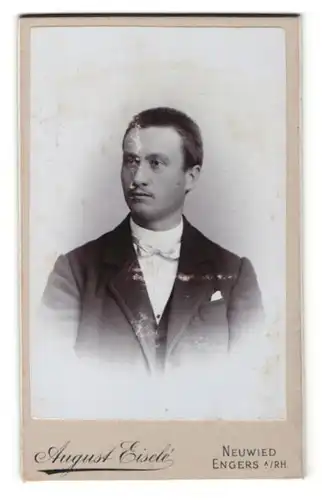Fotografie August Eisele, Neuwied, Mann in Anzug mit kurzer Frisur und Oberlippenbart