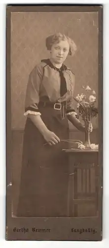 Fotografie Bertha Remmer, Langballig, Frau in Bluse und langem Rock mit Halstuch stehend