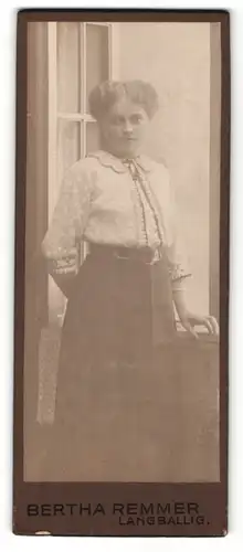 Fotografie Bertha Remmer, Langballig, Frau in Bluse und Rock mit Scheitelfrisur stehend