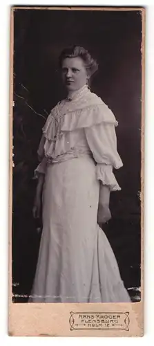 Fotografie Hans Kröger, Flensburg, Frau in heller Tracht mit zurückgesteckter Frisur und Halsschmuck stehend