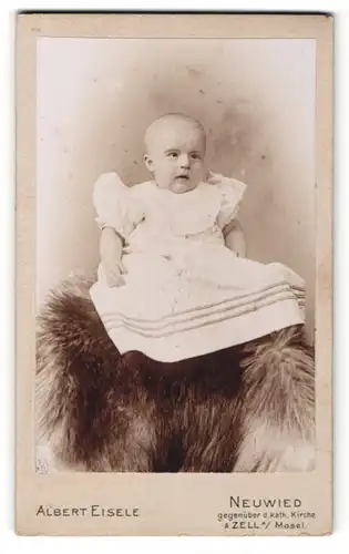 Fotografie Albert Eisele, Neuwied, Kleines Kind in Kleid sitzend