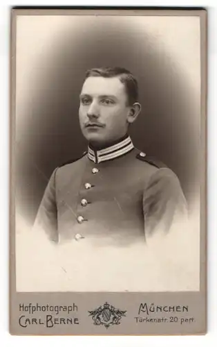 Fotografie Carl Berne, München, Mann in Militäruniform mit Scheitelfrisur und Oberlippenbart