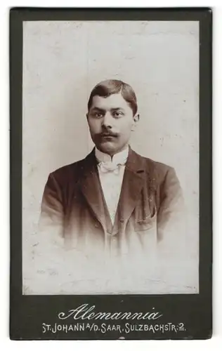 Fotografie Atelier Alemannia, St. Johann a/d Saar, Mann in Anzug mit Scheitelfrisur und Oberlippenbart