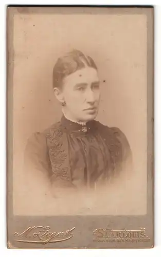 Fotografie M. Ziegert, Saarlouis, Ältere Frau in Tracht mit zurückgesteckter Frisur