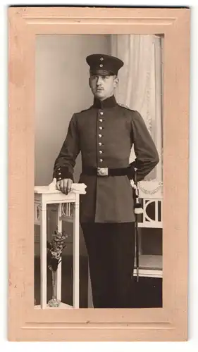 Fotografie unbekannter Fotograf, unbekannter Ort, Soldat in Uniform mit Degen stehend