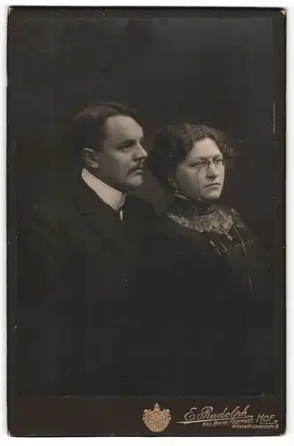 Fotografie E. Rudolph, Hof, Portrait bürgerliches Paar in zeitgenössischer Kleidung