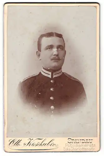 Fotografie Otto Kaschubec, Berlin-Spandau, Portrait Soldat in Uniform mit Zwirbelbart