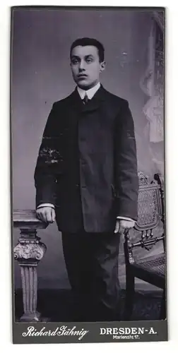 Fotografie Richard Jähnig, Dresden-A, Portrait junger Herr im Anzug mit Krawatte