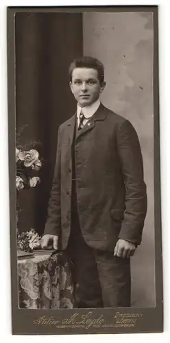 Fotografie M. Leyde, Dresden-Löbtau, Portrait junger Herr im Anzug mit Krawatte