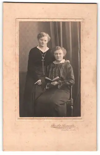 Fotografie Bertha Remmmer, Langballig / Schlsw. Holst., Portrait zwei junge Damen in modischer Kleidung mit Buch