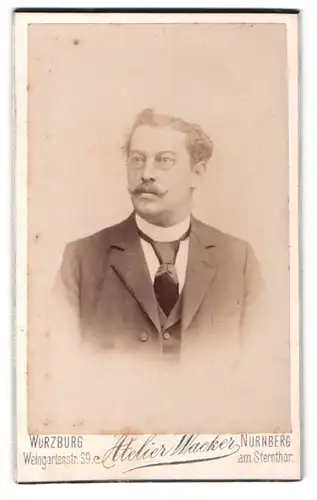 Fotografie Atelier Wacker, Würzburg, Portrait stattlicher Herr mit Brille und Schnauzbart