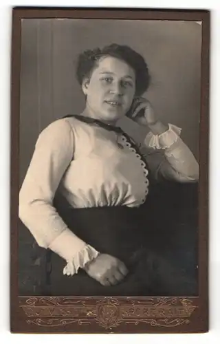 Fotografie Georg Bauer, unbekannter Ort, Visit-Portrait junge Dame in modischer Bluse mit Halskette