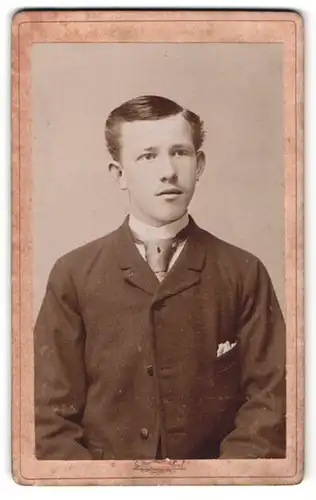 Fotografie M. Fackler, Tegernsee, Portrait charmanter junger Mann in Krawatte und Jackett