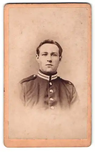 Fotografie H. Richers, Hannover, Portrait junger Soldat in interessanter Uniform
